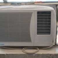 للبيع: مكيف توسوت (2 طن) شغال 100% ❄️ عندي مكيف توسوت حجم طنين، الجهاز...