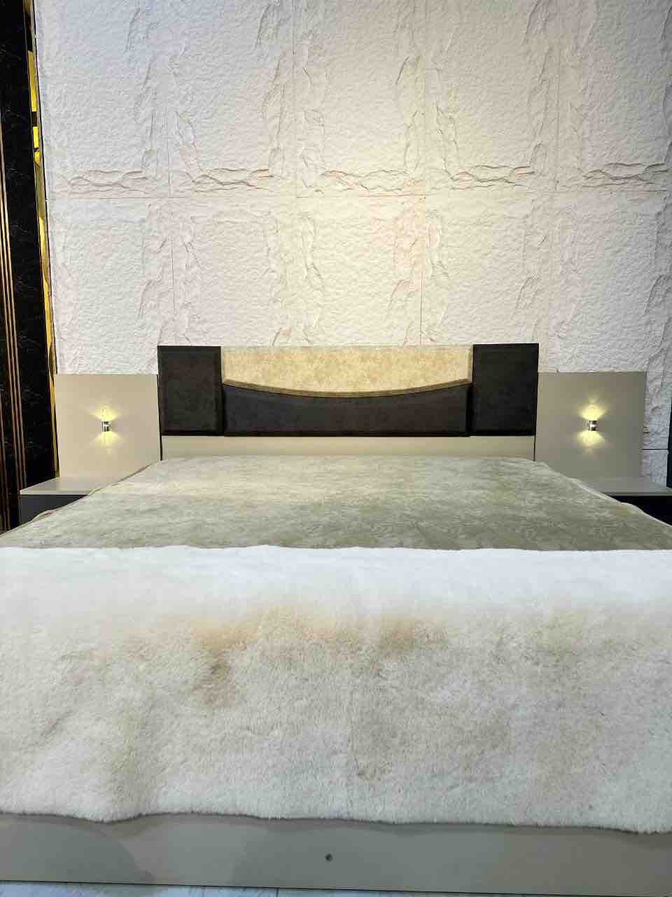 *تم وصول موديل بول 200*
*5قطع*

*معمل اصلي دافنس*
*نفس الصور والفديو طبق الاصل*
*سرير مخزن* 
*اناره بالكومديات*
متوفر مقطع فيديو للمنتج في قناة الغرف التركية 
توصيل خمس، قطع بغداد مجاني اطراف 20 محافظات 75
محافظات شماليه توصيل 125
تصعيد كل طابق 10
ملاحظة الشد مع التوصيل
السعر 600 
الغرفه جديده 
التواصل وتساب ***********
