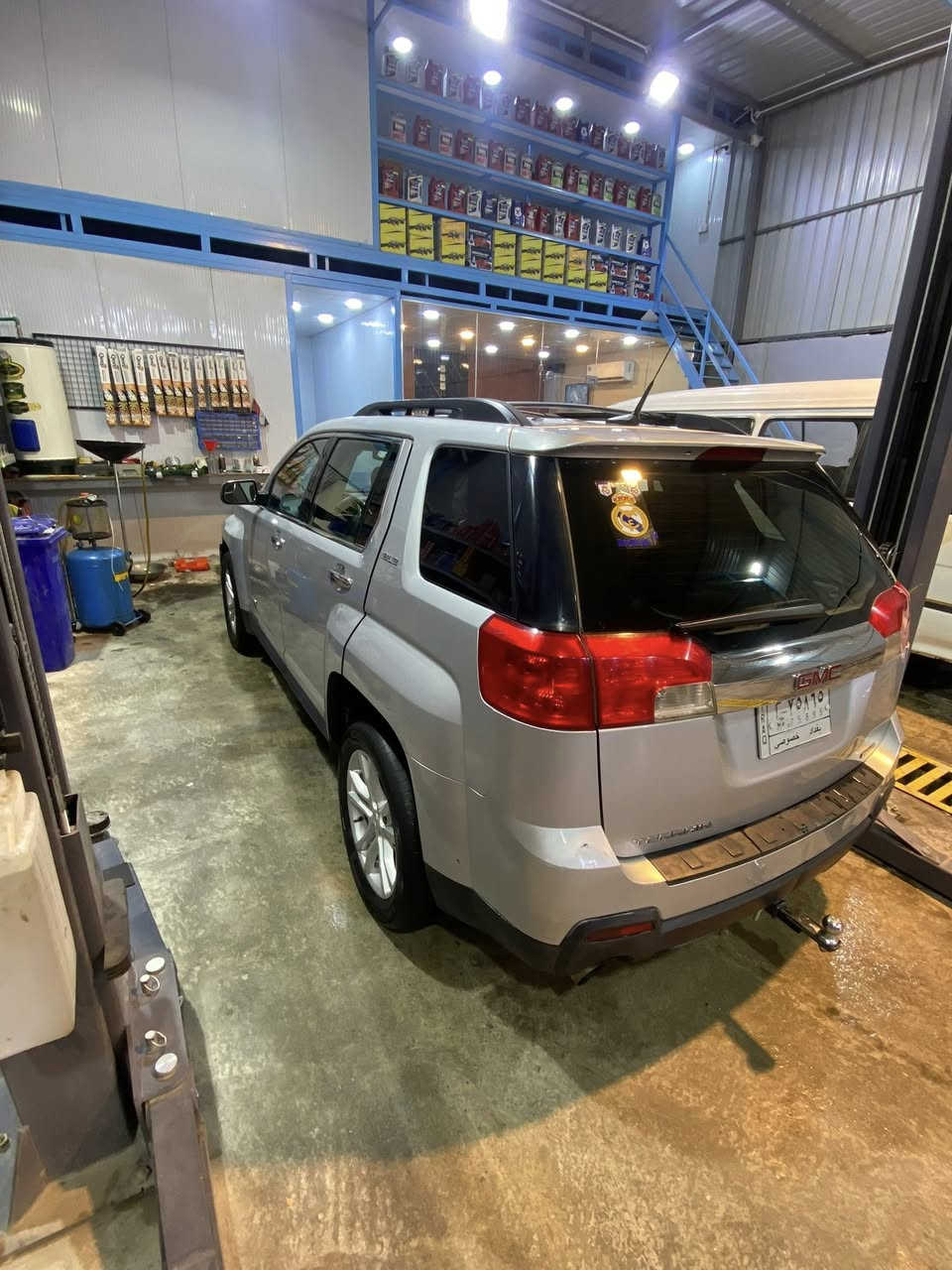 السلام عليكم جمسي تيران 2013 حادثها ال3 قطع الاماميه سنويه بعدها مساقطه تحويل مباشر السياره بيها نقوصات كيرها بي مشكله وصدرها واكع والقماره مرشوشه اثر جراد مكينه جديده داخلها نضيف كشرها زين شايل روحه بيها منضومه زنون اصلي كهربائيات كلها شغاله السعر75 قفل مكاني بغداد حي الجهاد للاستفسار*********** واتساب موجود
