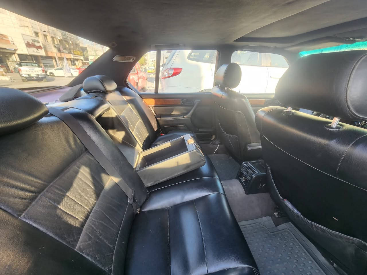 السلام عليكم للبيع ......
735i. موديل ٩١ 
السياره نظيفه مثل ما موضح بالصور 
نظافه الكشر ٨٠%
نظافه داخل ٩٠% 
الكير والمكينه وتبريد مكفولات 
صدر خلفي امامي نظافه ٩٩%
كهربائيات شغاله كلها بدون نقص 
كشنات جلد كهرباء 
سلايد طكتين 
جام كهربائي مرايات جانبيه كهربائي 
السيارة جاهزه كامله ترايك وين ميعجبك 
رقم نكليزي وسنويه جدد لل٢٠٣٠

سيارة ب اسمي تحويل مباشر 
مكان السيارة بغداد / السيدية 
السعر ٥٨ وبيها مجال 
***********
