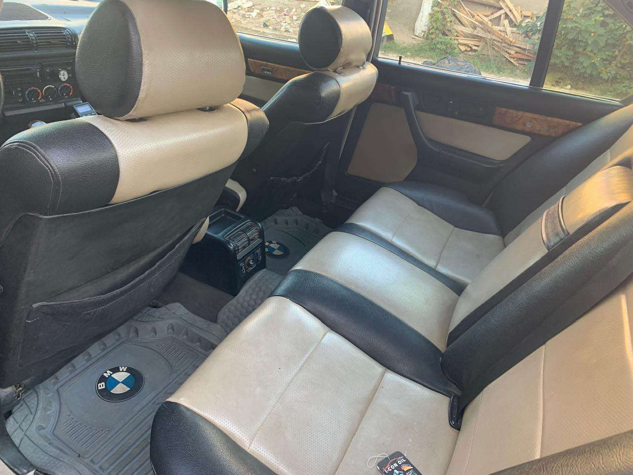 السلام عليكم 
بي ام دبليو حجم 520 اصل كير عادي موديل 94للبيع تبريد شغال محرك مابي شي حداديه عوزه شويه مصبوغه عام السياره
رقم نجف بسمي سعرها 53 ورقه وبيه مجال ومكان السياره نجف حي الجامعه 
*********** فقط للبيع. بدون مراوس النجف, العراق
