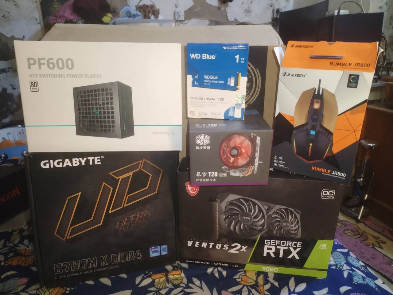 كارت شاشة. GEFORCE RTX 3060 12G NVIDIA
بوار سبلاي. PF600 ATX SWITCHING POWER SUPPLY
المعالج i5-12400F
الهارد WD Blue 1T SSD
مذربورد. GIGABYTE B760M K DDR4 
رامات DDR4 16 GB. 3200LEXAR
مبرد. هوائي COOLER MAS
الكيس GAMING CASE ار جي بي
مكاني بغداد مدينة الصدر شرط التجميعة جديد بعدهي بل ضمان سنة واتساب *********** و موجود خاص
