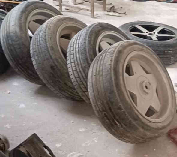 للبيع تخم ويل بوربت توسايس حجم 17 نضيف
5 ستد اصلي مكفول مع تخم تايرات  سعر 350 عنوان بصرة شط العرب ***********
