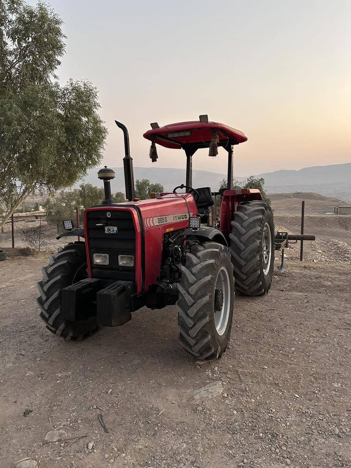 بەناوی خوای گەورە و میهرەبان.. 
تراک تۆر ئێرانی ٢٠١٢ بۆ فرۆشتن .
تراک تۆرەکە ڕەقەم دهۆکە بەڵام شتێکی زۆر جوان و دانسقەیە مەکینەو پەمپی نەکراوەتەوە و بۆخاری نیە بە شەرت کراوە بە دەبڵ عەکسل تایەی پێشەوی لۆکە و تایەی دواوەوەی نیوەیە 
تراک تۆرەکە ٢٨٠٠ سەعات کاری کردووە شتێکی جوان و تازەیە.١٠٨ گڵاو مامەڵە
***********..
