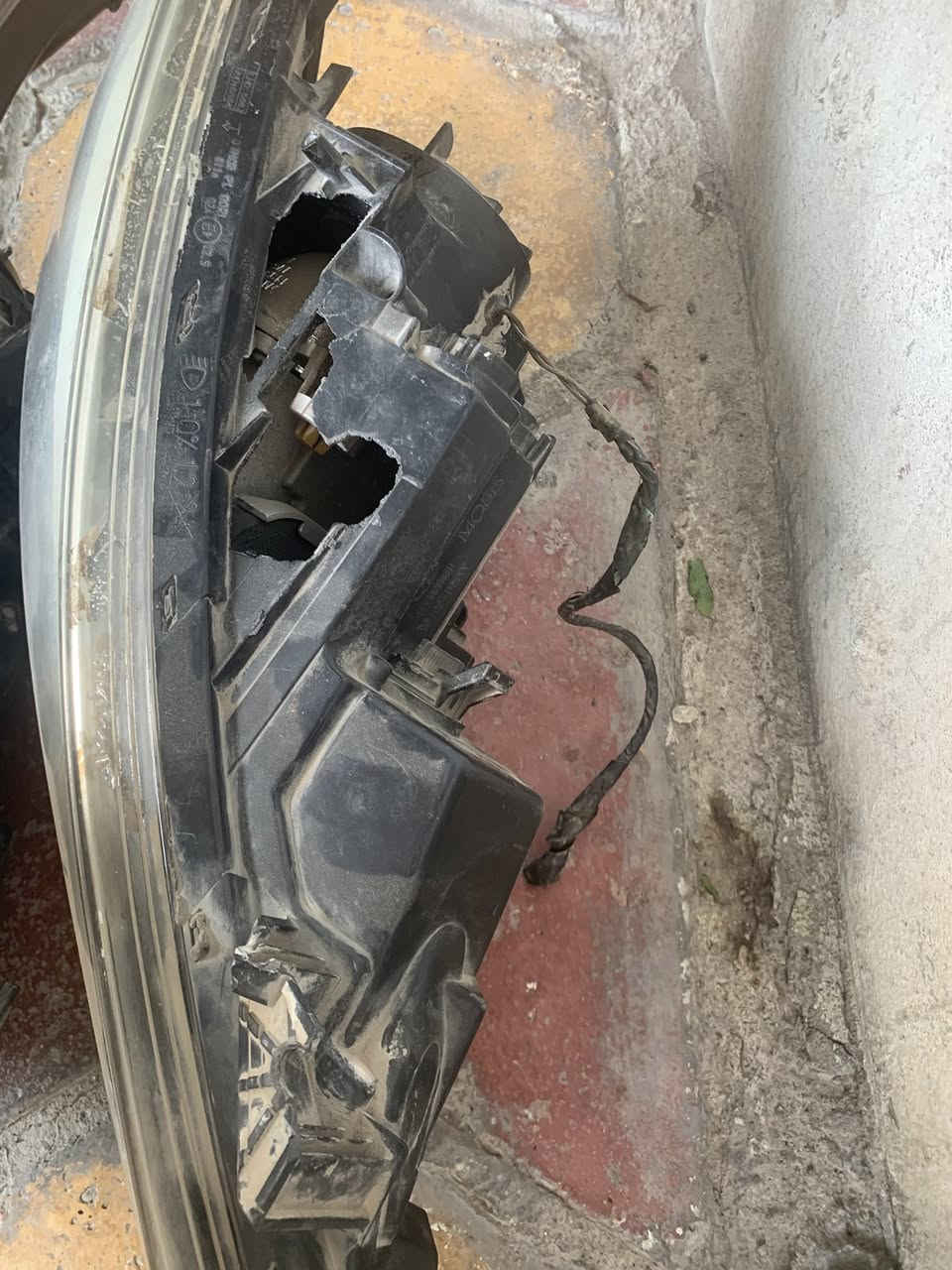 مازات اكسنت وحده امريكي ام العدسه جهت اليمنه بس بيه كسر  او هذني مال خليجي قيم وخذ مكاني بغداد ***********
