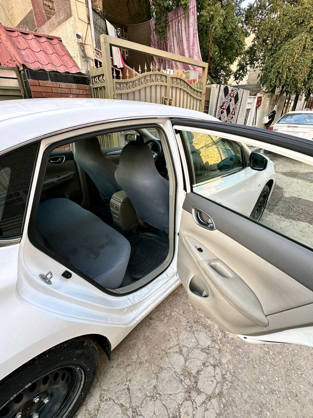 إعلان بيع سيارة – بحالة جيدة جداً

للبيع سيارة موديل 2018 لون أبيض، محرك بنزين، قير أوتوماتيك، ممشى 122 ألف كم، السيارة استخدام شخصي وبحالة جيدة جداً، قيادة مريحة واقتصادية بالوقود ومناسبة للاستخدام اليومي والسفر. السيارة مخدومة باستمرار وتمت صيانتها بشكل دوري، ولا تحتاج أي صرف حالياً وجاهزة للاستعمال مباشرة.

السيارة مكفولة ما عدا قلم باب صدر خلفي فقط، وباقي السيارة بحالة جيدة، المحرك والجير بحالة ممتازة، التبريد شغال ممتاز، السيارة نظيفة من الداخل والخارج، وتم استخدامها بشكل هادئ.

مواصفات السيارة:

- قير أوتوماتيك
- محرك بنزين
- تكييف بارد
- زجاج كهرباء
- مرايا كهرباء
- نظام صوت
- وسائد هوائية
- ABS
- استخدام نظيف

السعر المطلوب 115 قابل للتفاوض

عنوان: بغداد /بغداد جديده 

للتواصل والاستفسار:
***********