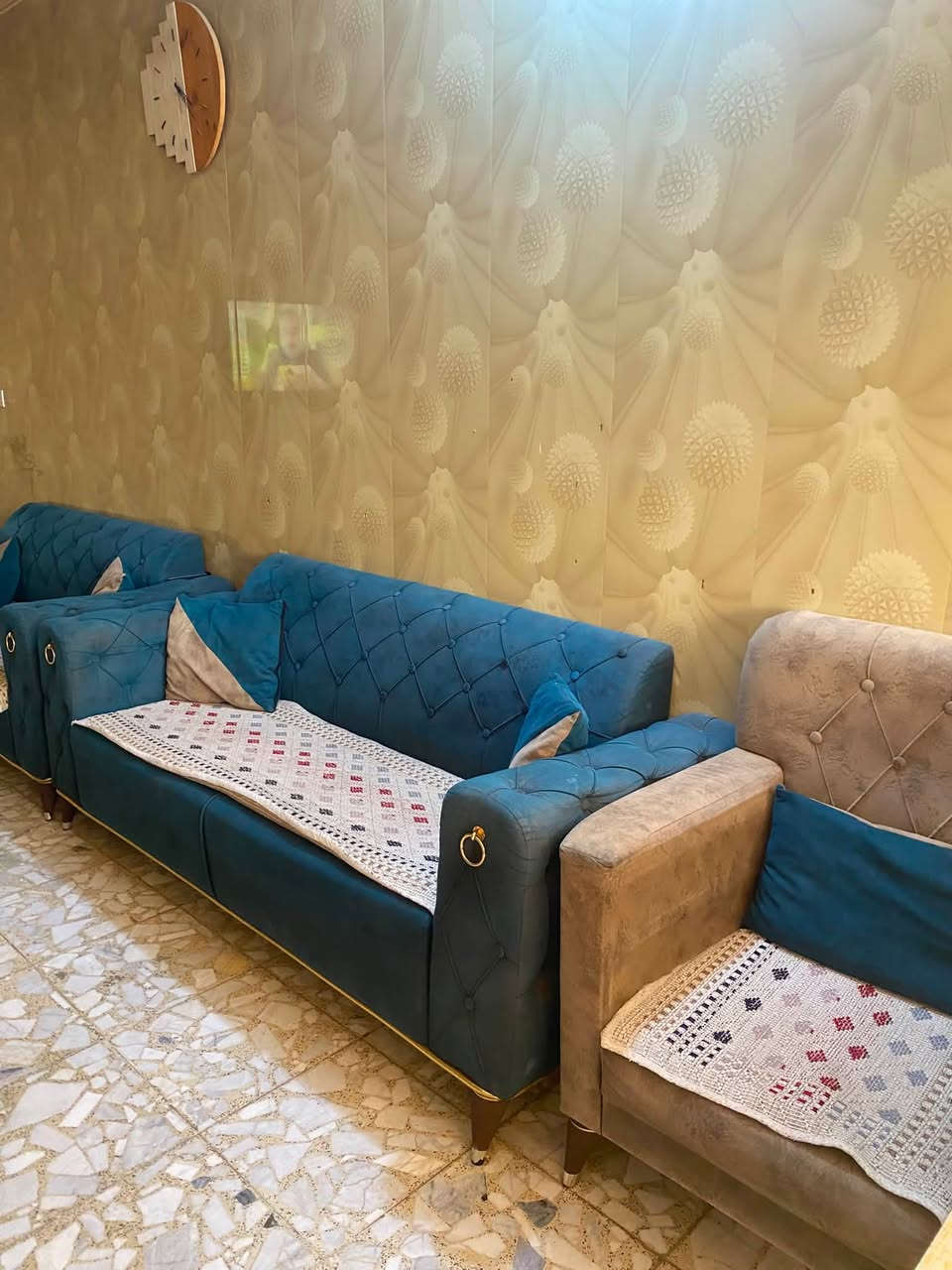 اثاث بيت كامل اريد ابيعة بنات هذا تخم ويا البردات 3 قطع البردات والتخم 10 مقاعد اريدهم ثنينهم ب 400 وبي مجال


**إذا كنت صاحب هذا الإعلان وتريد حذفه لأي سبب، رجاءا أرسل رسالة إلى الدعم الفني**
