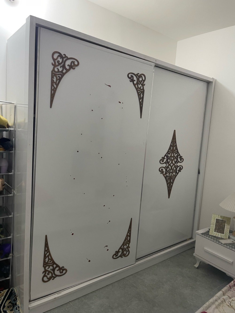 ثلاث غرف نوم تركية 
. الغرفة الاولى الزرقة الشبابية تحتوي ؏ سرير واحد وميز صغير وميز كبير وكنتور بابين
. الغرفة الثانية الوردي تحتوي ؏ سرير عدد ٢ وميز صغير وميز كبير وكنتور بابين
. الغرفة الثالثة تحتوي ؏ سرير عدد ٢ وميز صغير وميز كبير وكنتور بابين 
ابيعهن كلهم جره وحده ؏ مليون ثلاثتهم وبي مجال انزل من السعر للي جاد فعلًا يشتري