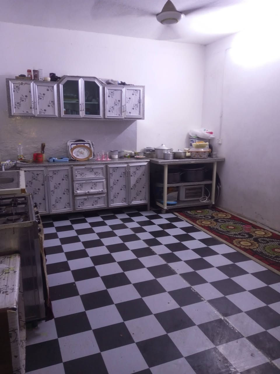 بيت للبيع دور السكك قرب روضة الزيتون 
المساحه 300 م
يحتوي على كراج سياره وحديقه صحيات خارجيه 
استقبال 8*4
مطبخ 5*4
ملحق صاله 3*2 ونص
صاله 5*4
غرفتين 4*3ونص 

+ مشتمل داخل البيت 
يحتوي على غرفه 6*4 وصحيات

 السعر 300 قابل للتفاوض 
غير متواجد عل فيس 
رقم الهاتف...***********
