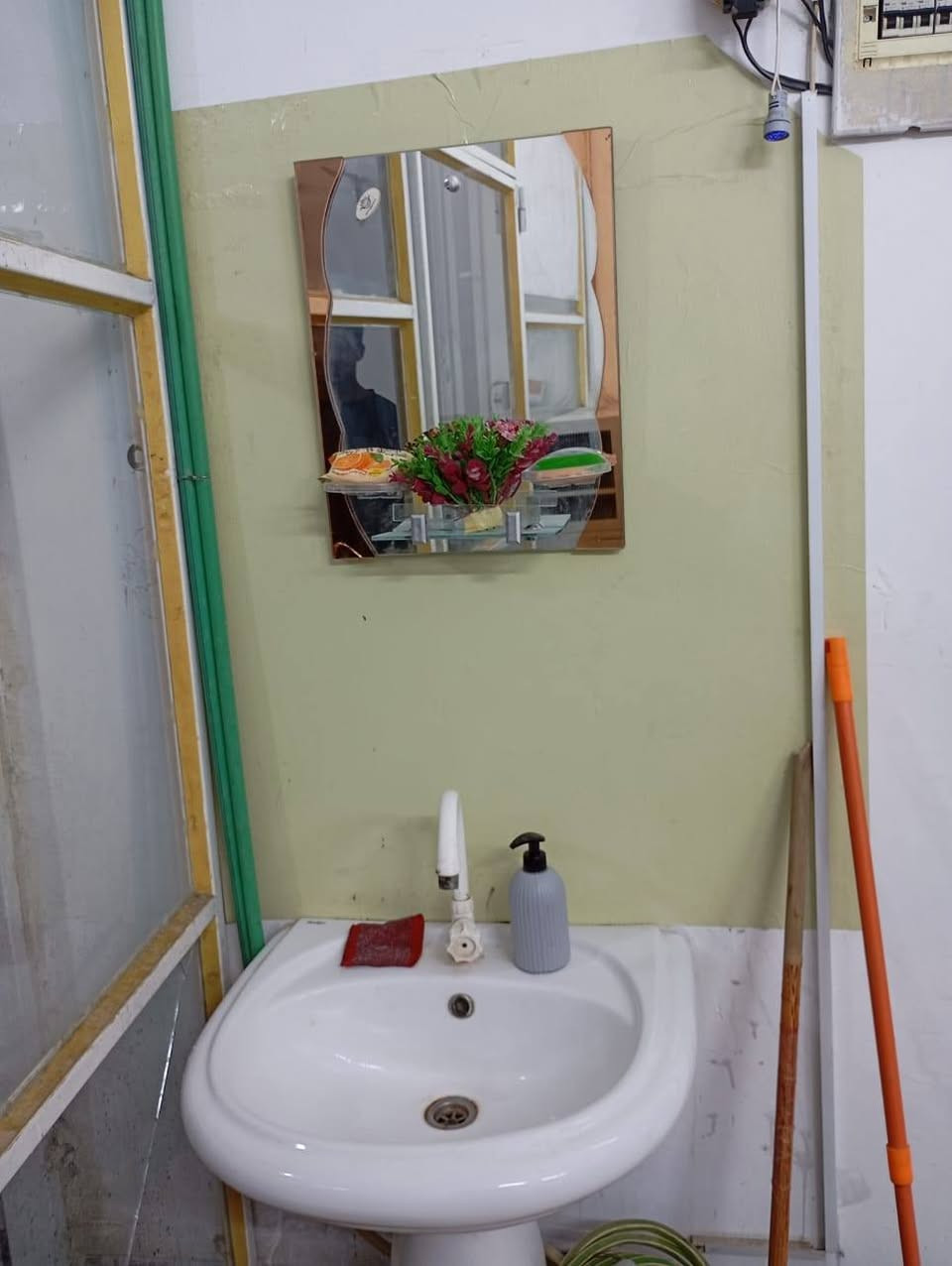 محل حلاقه كامل للبيع (فقط غراض)
للاستفسار الاتصال او واتساب( ***********)
