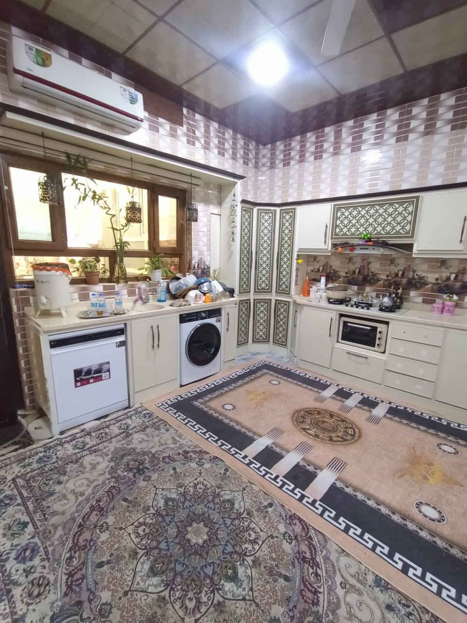 دار  للبيع ١٠٠ م طابقين ونص واجهه ٥م
للبيع 📌 
الطابق الاول كامل والطابق الثاني  والثالث بيه نواقص

 ط١ /   غرفة نوم  ▪️ استقبال ▪️ مطبخ ▪️صحيات ▪️كراج ▪️ درج داخلي
ط٢ / نفس الطابق الاول 
ط٣ /  غرفة وبيتونه

 كركوك 📌 قادسية ٢ منطقة ٤٩ قريب من الحصو والرمل 

   السعر📌  ٦٤ مليون

للاستفسار 📞  ***********
