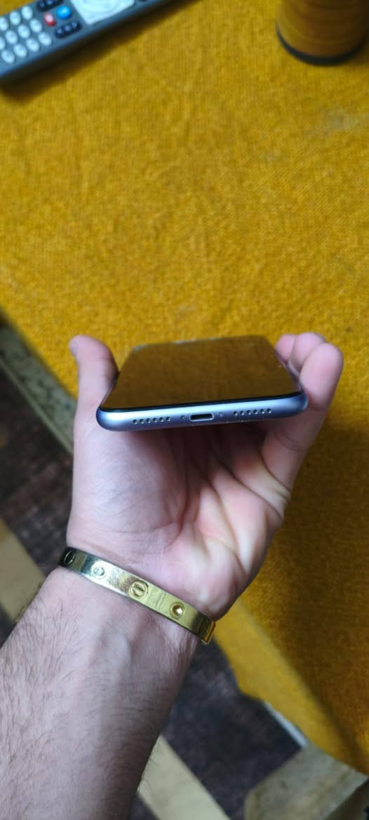 ايفون ١١عادي 
ذاكره ١٢٨
بطارية ٩٠  جهاز كلشي شغال بي نضيف ١٠٠٪ 
صوته كامرته كلشي حلو وشغال بي ما مفتوح وللا مبدل بي شي كلشي ما مبدل نضيف فقط شاشه مكسوره رايده ١٩٠ وبي مجال مكاني مدينه الصدر رقمي ***********
