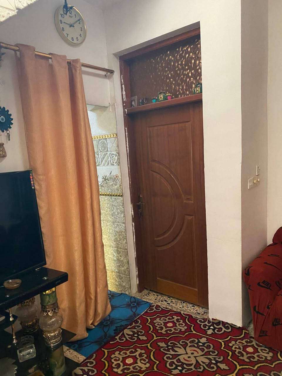 السلام عليكم ورحمة الله وبركاته بيت للبيع في منطقة البلديات شارع المصرف مساحة البيت 200 متر 10x20 يحتوي على ثلاث غرف مع حمام داخلي وخارجي البيت طابق واحد .. زراعي ضياء الحلفي بدون سند فقط مكاتبه للاستفسار الاتصال على الرقم التالي ‭٠٧٧٠ ٩٨١ ٩٥١٣‬ السعر 220 مليون .
