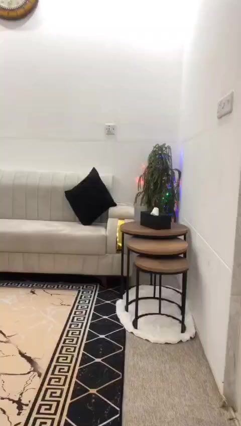 تا قم ئيل 
بو فروشتن ما نگيكه گراوه. 
له سه ري دا نه نيشتوين 
خا نوكه م گوا ستو ته وه 
بويه ده يفروشم ريك شه ريكه جونه ئا وايه 
له زرگويزه سليما ني 
ئه وه ي.  به نسيبي بي خوم بوي دينمه وه 
به س له سليما ني بي 
خوم دوته نيم پيه كري لي نا سه نم 
بو زانيني نرخ ***********
