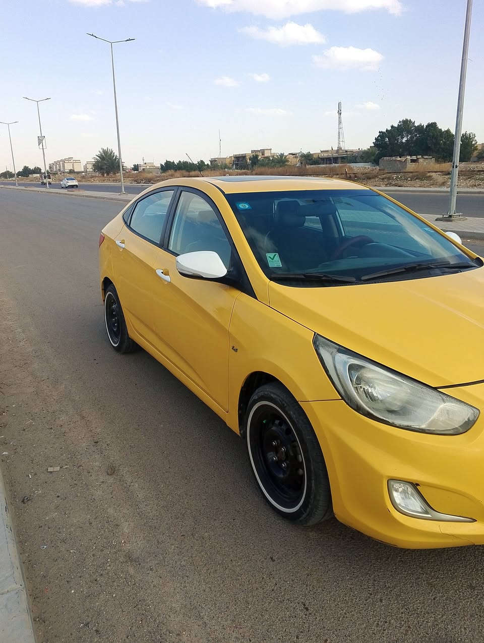 سلام عليكم 
اكسنت خليجي 2015 فول مواصفات ماعدا بصمه 
سيارة نضيفه وكامله من كلشي 
مكينه 1600 دوش 
سياره بيهة طخة ب الجاملغ الخلفي الايمن موضح بالصوره وبيهة ضربه خفيفه ومصلحه من جهة السايق 
سعر 90 وبيهة مجال جدا بسيط حگ الجية 
مكاني بغداد شعلة 
***********
