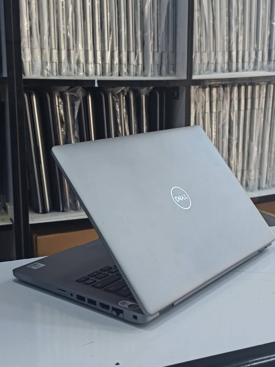 🔥 الأكثر مبيعاً | Dell Latitude 5410 🔥
جهاز عملي قوي من فئة الأعمال (Business Class) مناسب للشغل والدراسة والاستخدام اليومي 💻

📌 المواصفات: • المعالج: Intel Core i5 الجيل العاشر
• الرام: 8GB DDR4 قابلة للتطوير
• الهارد: 256GB SSD M.2 قابل للتطوير
• كارت الشاشة: Intel UHD Graphics (مدمج)
• الشاشة: 14.1 إنج FHD (دقة عالية 1920×1080)
🔋 البطارية: حالة ممتازة وتشغيل جيد مناسب للاستخدام اليومي (حسب الاستعمال) 

✅ نسبة النضافة: 97% - 99%
✅ كيبورد ليزري ضوئي عربي / إنكليزي
✅ بصمة اصبع (finger print) 
✅ ويندوز 10 او 11 برو حسب الطلب
✅ يتوفر فيه شحن تايبسي

🔌 المنافذ الخارجية: • USB 3.2
• USB Type-C / Thunderbolt
• HDMI
• LAN (منفذ شبكة)
• قارئ ذاكرة microSD
• منفذ سماعة 3.5mm

🎯 أفضل استخداماته:
 ✔️ برامج الأوفيس والعمل المكتبي
✔️ الدراسة والتعليم أونلاين
✔️ التصفح والاجتماعات (Zoom / Meet)
✔️ المحاسبة وإدارة الأعمال
✔️ التداول ومتابعة الأسواق مثل TradingView
✔️ تصميمات خفيفة مثل Adobe Photoshop

✔️ ملحقات كاملة + متوفر توصيل 

🛡️ ضمان 7 أيام استبدال في حال وجود أي مشكلة
💰 السعر شامل التوصيل والملحقات : 
300,000 دينار عراقي فقط وبي مجال


**إذا كنت صاحب هذا الإعلان وتريد حذفه لأي سبب، رجاءا أرسل رسالة إلى الدعم الفني**