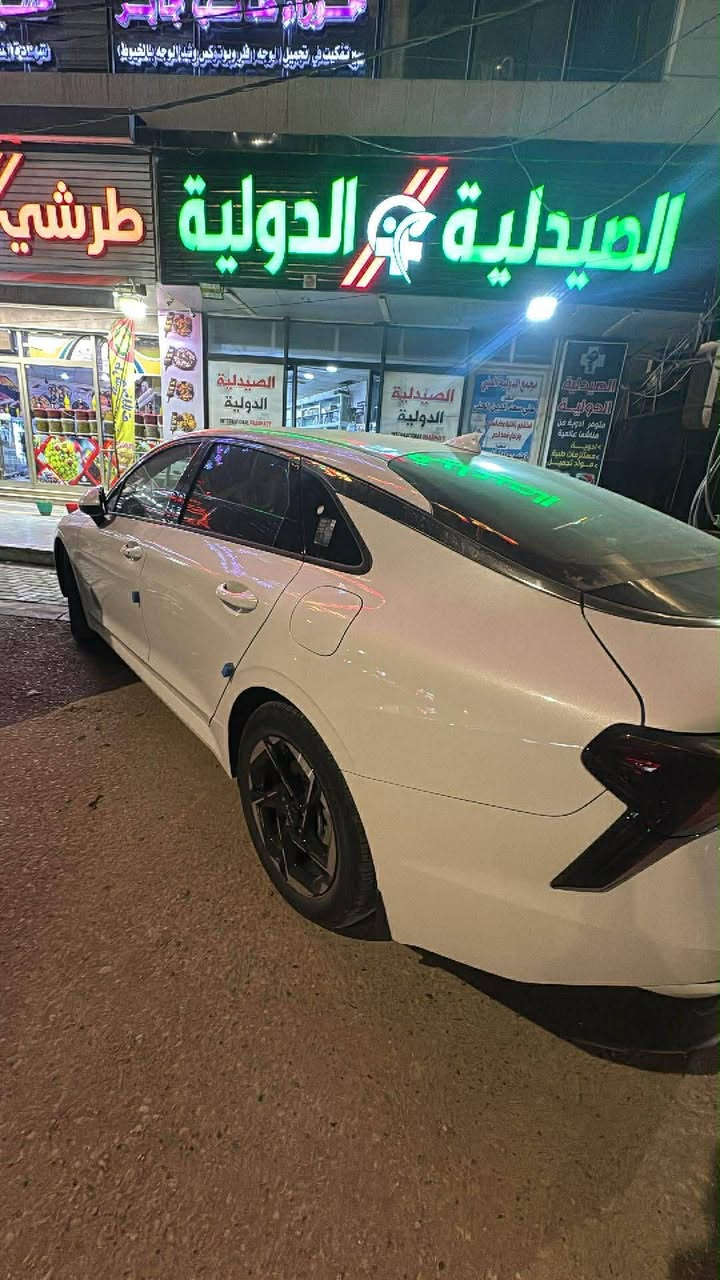 السلام عليكم 
كيا K5 موديل ٢٠٢٥ لون ابيض وكاله الدوليه ماشيه ٩٠٠٠ وقابل للزياده مكينه ٢٥٠٠ وكير ٨ نمر مكفوله كفاله عامه بدي ومكينه وكير حداديه تخم تاير باتري تبريد سياااره زيروو بوضع الشركه رقم بغداد بأسمي مشروع وطني وين ما يعجبك التحويل مكان السياره بالديوانيه بالمركز السعر ٢١٨ وبيها مجال بسيط للاستفسار ***********
