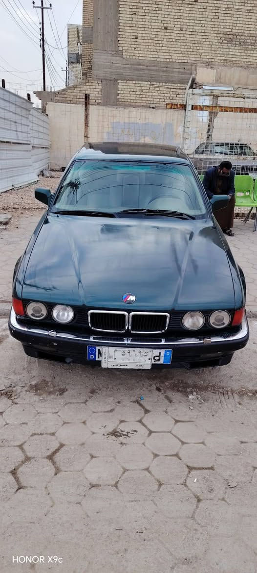 @الجميع  بي ام دبليو موديل 1993
حجم 740اصل 8سلندر 40بيع مستعجل السياره جاهزه مجهزه من كير ومكينه وحداديه وتبريد كله مكفوال غرفه شكره كهرباء السياره وارد ياباني بلا فتحه بجم عريض السياره ماناقصه شي مكفوال من كلشي السياره صبغ جماليه بس بلا حادث مكان السياره نجف بيع فقط مكلف بل نشر اتواصل عل رقم *********** سعر 50$وبيه مجال
