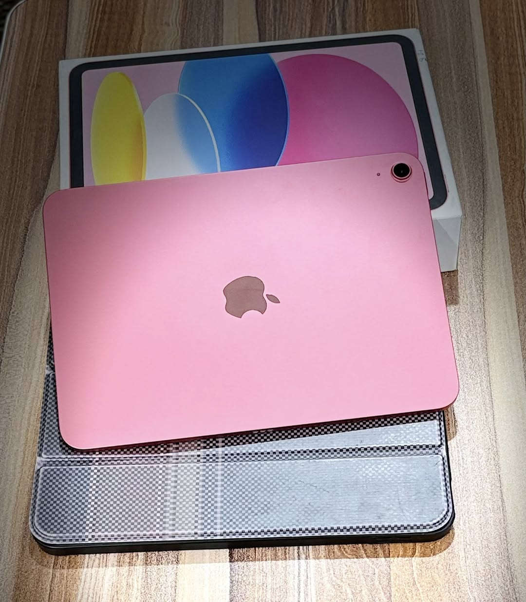 ايباد ابل 11 - A16 ، ذاكرة 128 بطاريته 95 ، الجهاز نظيف ملحقاته كاملة واي شخط مابي ، بـ 400 وبي مجال اللي يريده يتواصل وياي على هذا الرقم *********** .
