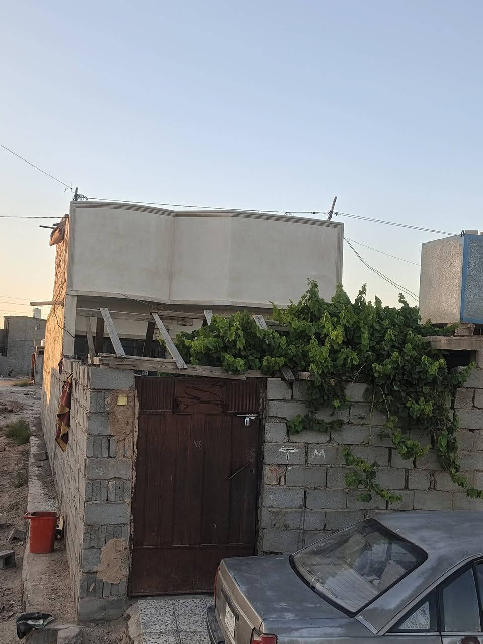 للبيع بيت بحي المختار عقد مساحه 130متر شارع 10متر ثالث بيت عن شارع 15
غرفه وصاله ومطبخ واستقبال وحمام البيت كامل 
السعر 28وبيه مجال 
***********واتس
***********واتس
