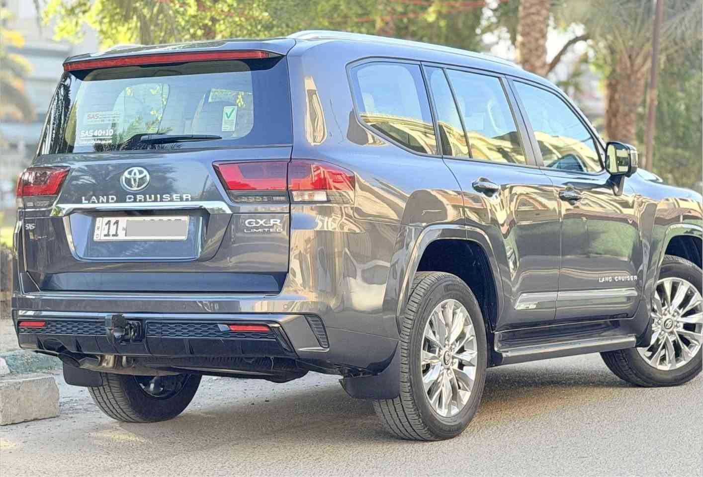 سلام عليكم .... اخوان عندي لاندكروز 2024  لمتد ساز اصلي لون فيلي مكفوله من الضرر والصبغ والبارد رقم بغداد بأسمي وتحويل مباشر ماشيه 42 
اخوان السياره كل مواصفاته اصليه يعني اي اضافه مابيه  يعني لمتد اصلية وسعرها 67000$   واي استفسار هذا رقمي *********** مكان السياره السيدية حي الاعلام 
مواصفاته 
محرك 6 سلندر 4000
سلايد 
كشنات جلد 
تبريد كشنات 
اربع كامرات 
باب خلفي كهرباء 
شاحن
