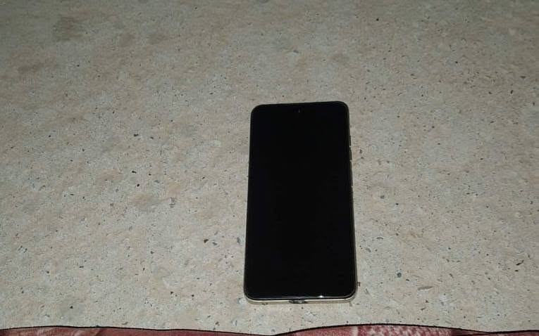 *للبيع جهاز TECNO SPARK 20C مستعمل نضيف
*المواصفات:* 
- *الطراز*: TECNO SPARK 20C BG7 
- *الذاكرة*: 4GB رام + 256GB تخزين، بيه خيار توسيع الرام لحد 8GB 
- *الكاميرا*: 50MP خلفية + 8MP امامية
- *البطارية*: 5000mAh تدوم يوم كامل
- *النظام*: Android 13 HiOS V13.0.0 
- *الحالة*: الجهاز نضيف وشغال 100% بدون اي مشاكل
- *الشاشة*: وكالة اصلية، مابيها كسر ولا خدش، اللمس فول

*الملاحظة المهمة*: بيه كسر خارجي بسيط باطار الجهاز البلاستك يم فتحة الشحن فقط، مثل ما موضح بالصورة.تجميلي فقط ومامأثر على الشحن ولا الشاشة ولا اللمس ابد.

*الملحقات*: كفر حماية فقط
*السعر*: 80 الف دينار نهائي بيه مجال بسيط للشراي الصدك

للاستفسار والشراي الصدك راسلني خاص


**إذا كنت صاحب هذا الإعلان وتريد حذفه لأي سبب، رجاءا أرسل رسالة إلى الدعم الفني**