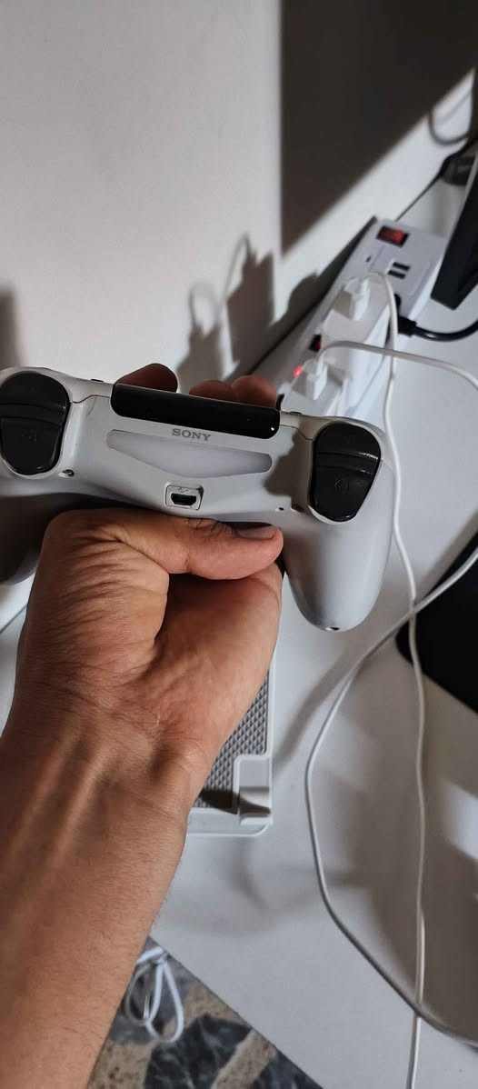 السلام عليكم للبيع يد بلايستيشن 4 أصلية (DualShock 4) باللون الأبيض المميز (Glacier White).
الحالة: مستعملة نظيفة جداً وبحالة ممتازة (نفس الصور تماماً).
الأداء: الأزرار والجيرات (Analog sticks) شغالين 100% بدون أي تعليق أو درفت (Drift).
النوع: أصلية بالكامل (شركة سوني)، بطاريتها ممتازة وتدوم طويلاً.
الموقع: أربيل.
السعر المطلوب: 35,000 دينار عراقي (قفل).
للتواصل والاستفسار يرجى مراسلتي على الخاص. أربيل, العراق


**إذا كنت صاحب هذا الإعلان وتريد حذفه لأي سبب، رجاءا أرسل رسالة إلى الدعم الفني**