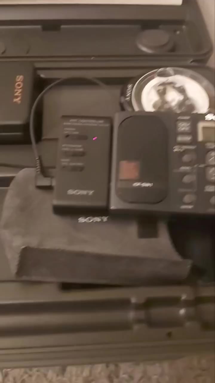 SONY ICF-SW1
السعر 300 الف 
#الجميع


**إذا كنت صاحب هذا الإعلان وتريد حذفه لأي سبب، رجاءا أرسل رسالة إلى الدعم الفني**