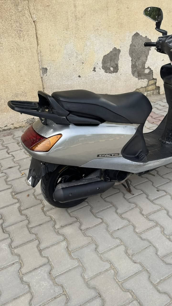 سلام عليكم دراجه سبيسي ياباني للبيع دراجه جاهزه مبيه اي نقص شغاله سلف هندر كهربائيات كله شغاله ناعمه مفتوحه رايمر فقط كفر اصلي ابو الختم 
العنوان واسط الكوت 
***********
