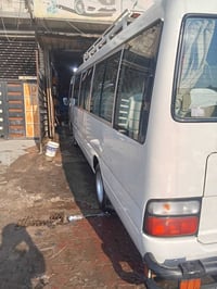 كوستر للبيع موديل 2015 سياره سله داخلين حاكيه منضومه غاز  وبيهه مكانات...