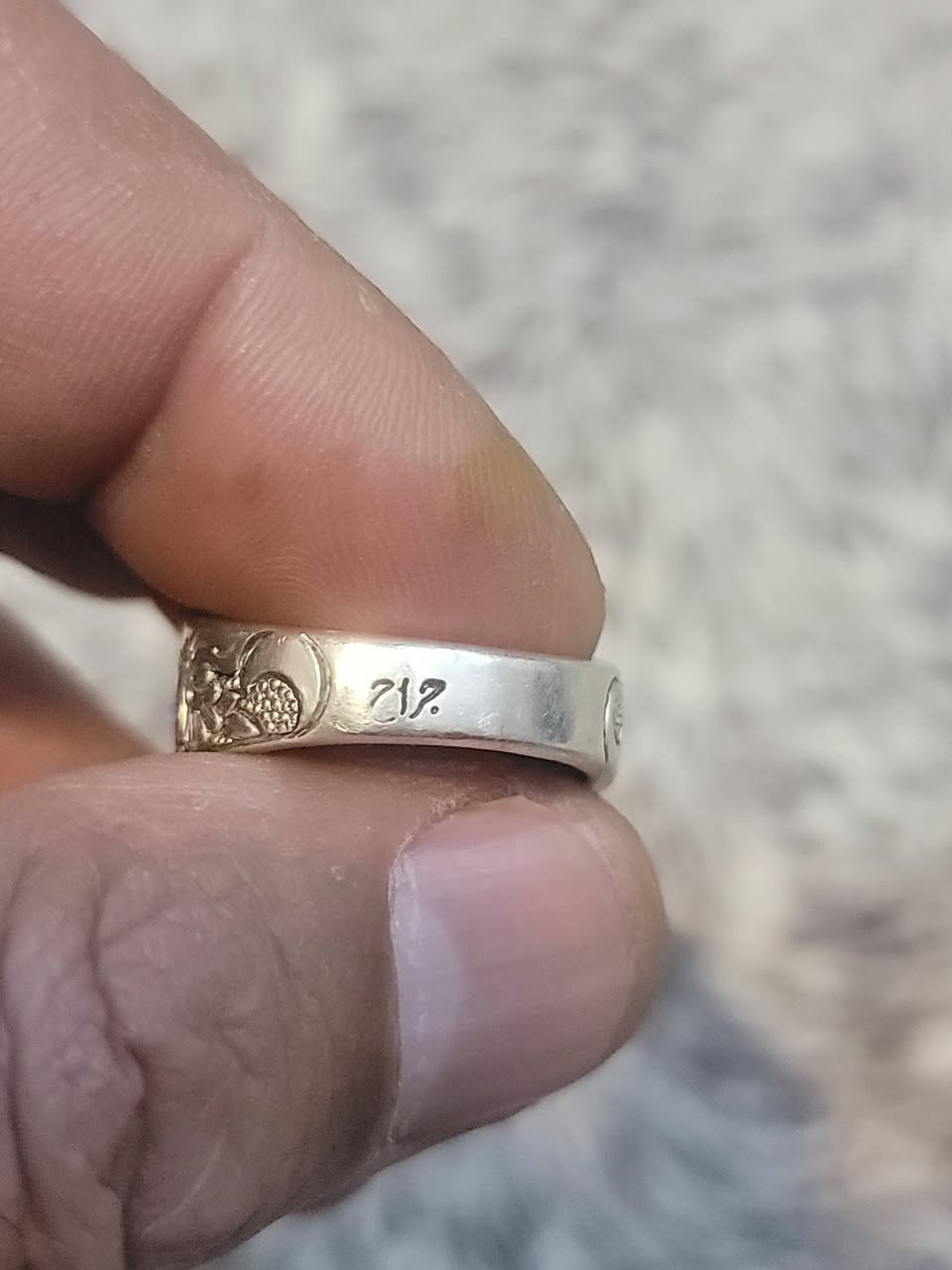 كل عام وانتم بخير
خاتم فيروز نيشابوري صياغه (جراح ) تطعيم ماس 
قياس الخاتم 22


**إذا كنت صاحب هذا الإعلان وتريد حذفه لأي سبب، رجاءا أرسل رسالة إلى الدعم الفني**