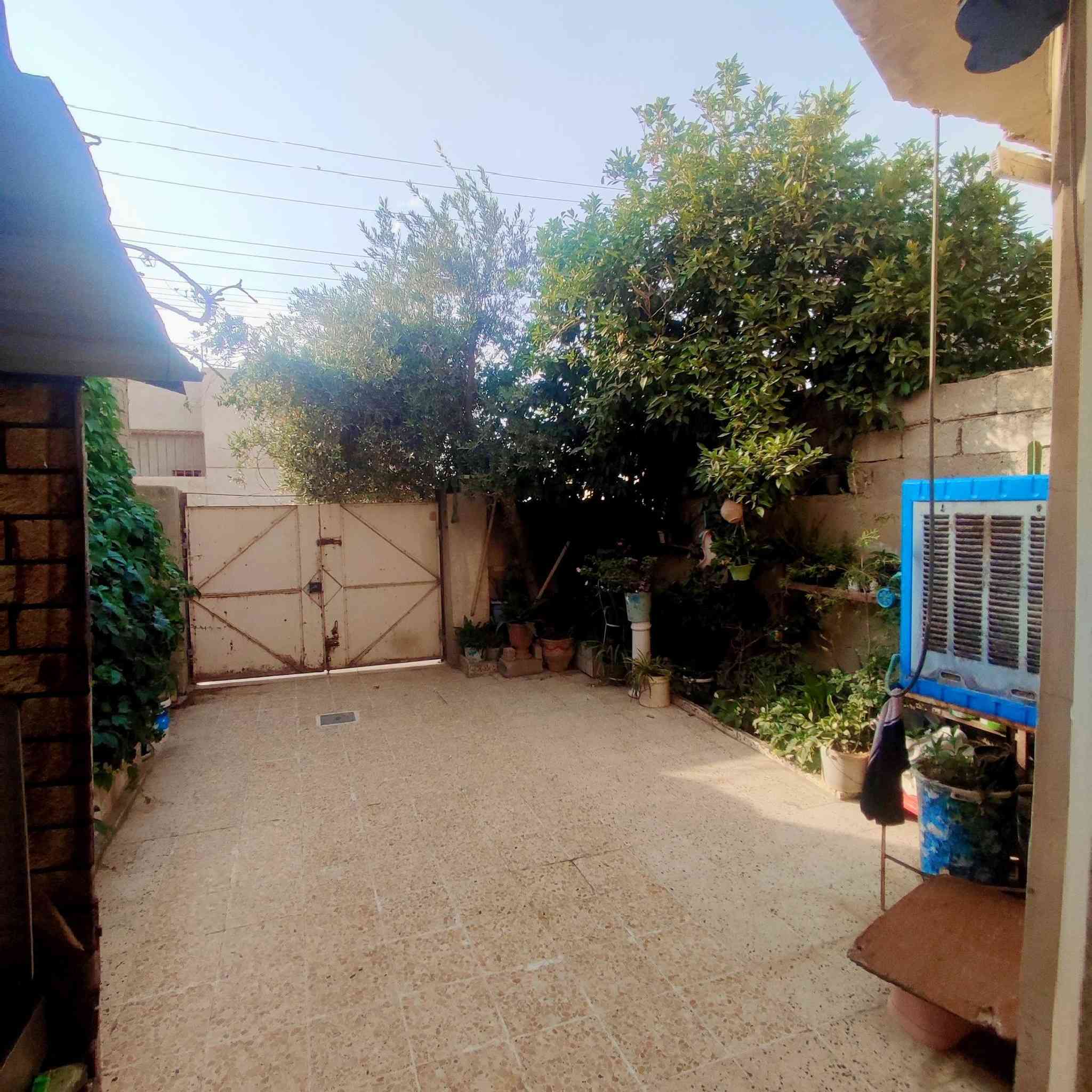 #دار للبيع فيحي الزهراء المساحة 150m.. استقبال.. هول.. غرفتين نوم.. مطبخ.. صحيات.. 
#الواجة 5..
***********
