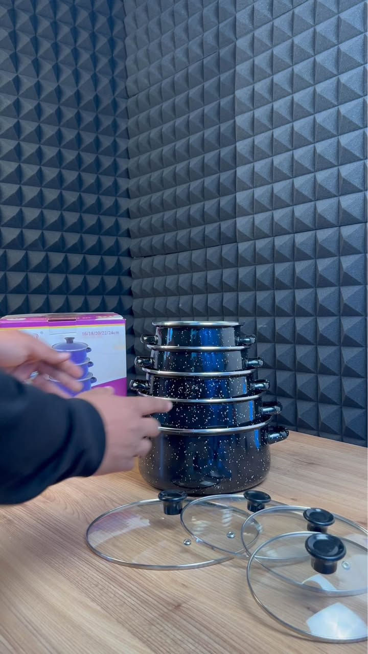 طقم قدور مينا فاخر 5 قطع بغطاء زجاجي – تصميم مرقّط مقاوم للحرارة

الاستخدامات

طهي الأرز، الشوربات، اليخنات، والمعكرونة.

تحضير وجبات يومية للعائلة بأحجام مختلفة حسب الحاجة.

مناسب للطبخ البطيء والطهي المتوازن.

مثالي للاستخدام المنزلي اليومي أو تجهيز السفرة.

المميزات

مصنوع من معدن مطلي بالمينا عالي الجودة مقاوم للحرارة.

توزيع متساوٍ للحرارة يساعد على نضج الطعام بشكل أفضل.

تصميم مرقّط أنيق يضيف لمسة فخامة للمطبخ.

أغطية زجاجية شفافة لمتابعة الطهي دون فتح الغطاء.

مقابض جانبية قوية وآمنة للحمل.

سهل التنظيف ولا يحتفظ بالروائح.

مناسب لمعظم أنواع المواقد (غاز – كهرباء).

المقاسات الفنية:

الكبيرة: قطر 24 سم × ارتفاع 11 سم

الأصغر من الكبيرة: قطر 22.5 سم × ارتفاع 10 سم

الوسط: قطر 20 سم × ارتفاع 9 سم

الأصغر من الوسط: قطر 16 سم × ارتفاع 8 سم

الصغيرة: قطر 18 سم × ارتفاع 8 سم

محتويات الصندوق

5 قدور بأحجام مختلفة.

5 أغطية زجاجية مطابقة.

تغليف كرتوني منظم للحماية.

قياس الكارتون:

24 × 24 × 28 سم

الملاحظات

يُفضل استخدام أدوات خشبية أو سيليكون للحفاظ على طبقة المينا.

لا يُعرّض للصدمة الحرارية المباشرة.

يُغسل يدويًا لإطالة عمر المنتج.

السعر 35,000 دينار 
التوصيل مجاناً 
الى جميع محافظات العراق الصويرة, واسط


**إذا كنت صاحب هذا الإعلان وتريد حذفه لأي سبب، رجاءا أرسل رسالة إلى الدعم الفني**