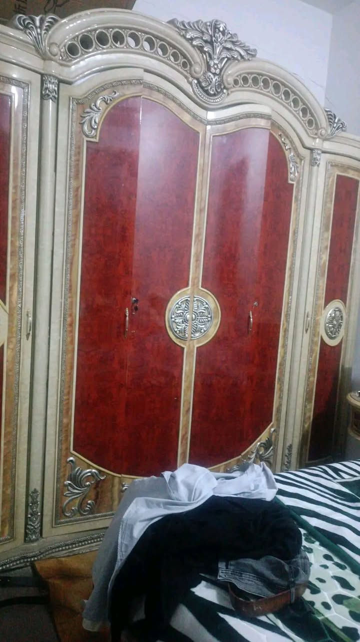 للبيع 
غرفه نوم جرخ ماله سايف سعر ٣٠٠ 
بوفيه حطاطه سعر ١٠٠ 
فلوجه حي معلمين 
*********** بي واتساب
