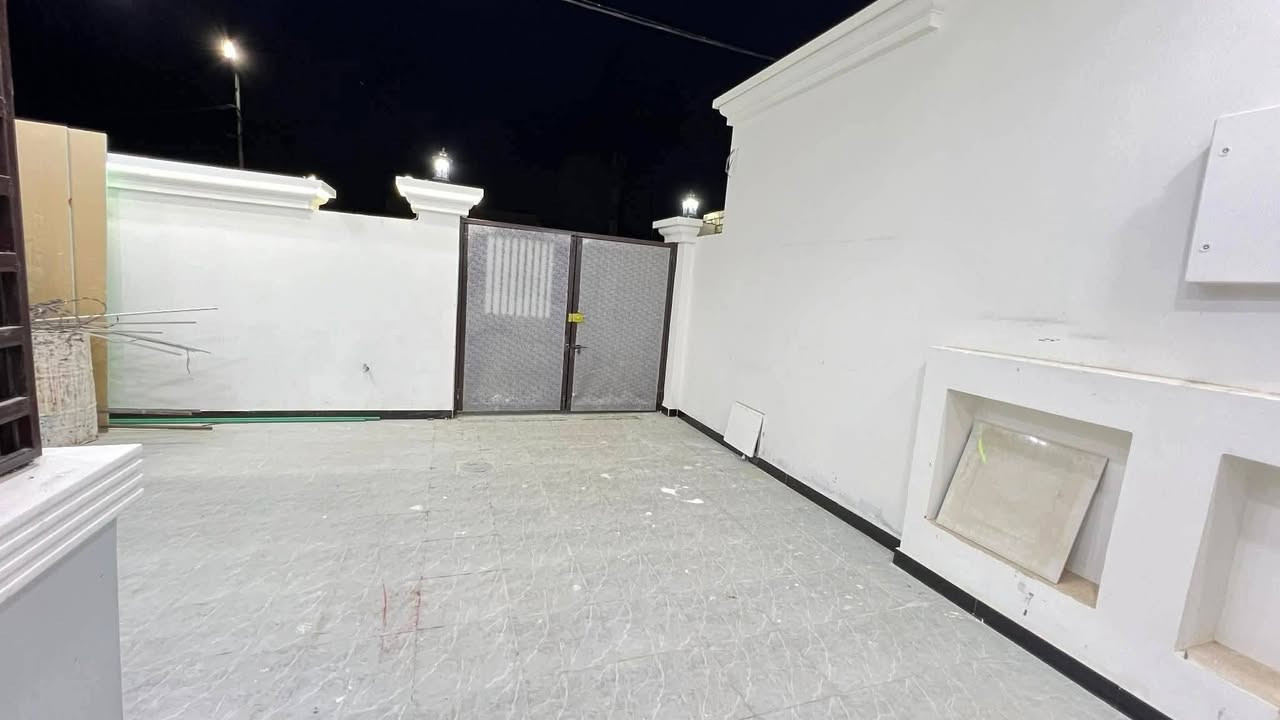 دار سكن للبيع
___
العنوان : حي الجامعة 
 داخل مجمع حيدر ابن حجي هندي النموذجي
بداية المجمع البلوك الأول قرب البوابة 
مجمع خدمات كاملة
كهرباء _إنارة _ماء _مجاري _ تبليط _ أرصفة_مولدة منطقة
_يقع على شارع بعرض 15 / M _موقع مميز  

-------------------------------------
زراعي سند 25 
بناء حديث  
غير مسكون
طابق واحد كونكريت مسلح

المساحة :200 / M

--------------------------------
 تفاصيل البيت 
____
غرف نوم عدد 2 نظام سويت، صالة عدد 2، استقبال، مطبخ(حار+بارد)، مجمع صحي عدد 2، گراج سيارة،  ***********
08806167802
