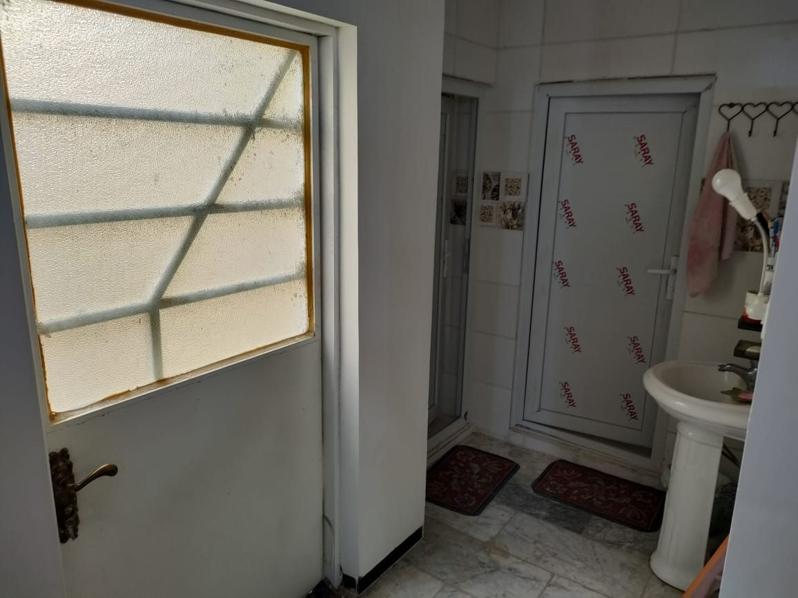 السلام عليكم .. عقار للبيع (200 م) في مجمع السلام السكني قرب المستشفى التركي مجاور مجمع اللؤلؤة السكني مقابل علوة الحر النموذجية بالضبط .البيت طابو صرف مستلمين سند بأسمنا بالنقد وغير مطلوب نهائيا خدمات كاملة .موقع الدار في المرحلة الثالثة قرب الجامع  .خريطة البيت الطابق الارضي بدون تغيير مع اضافات في الطابق الاول . يتكون البيت من مطابخ عدد 2 (مطبخ رئيسي في الطابق الارضي مع مطبخ صغير في الطابق الاول) حمامات عدد 2 (حمام في كل طابق مع تواليت غربي في كل حمام) تواليت شرقي عدد 2 (في الاستقبال وفي الصالة) غرف نوم عدد 3 (غرفة في الطابق الارضي وغرفتين في الطابق الاول) صالة في كل طابق سطحين مناور عدد 2 (منور 3*3 م و منور 2.5*2.5 م) حديقة وكراج . المنطقة متكاملة الخدمات .. الدار للبيع بسعر 200 مليون دينار او مراوس بقطعة ارض طابو وليس زراعي (200 م) في احد احياء كربلاء المقدسة ..للاتصال *********** (واتساب ايضا) : *********** م. مهند ابو احمد ملاحظة :- الدار غير مسكون كوني من بغداد .
