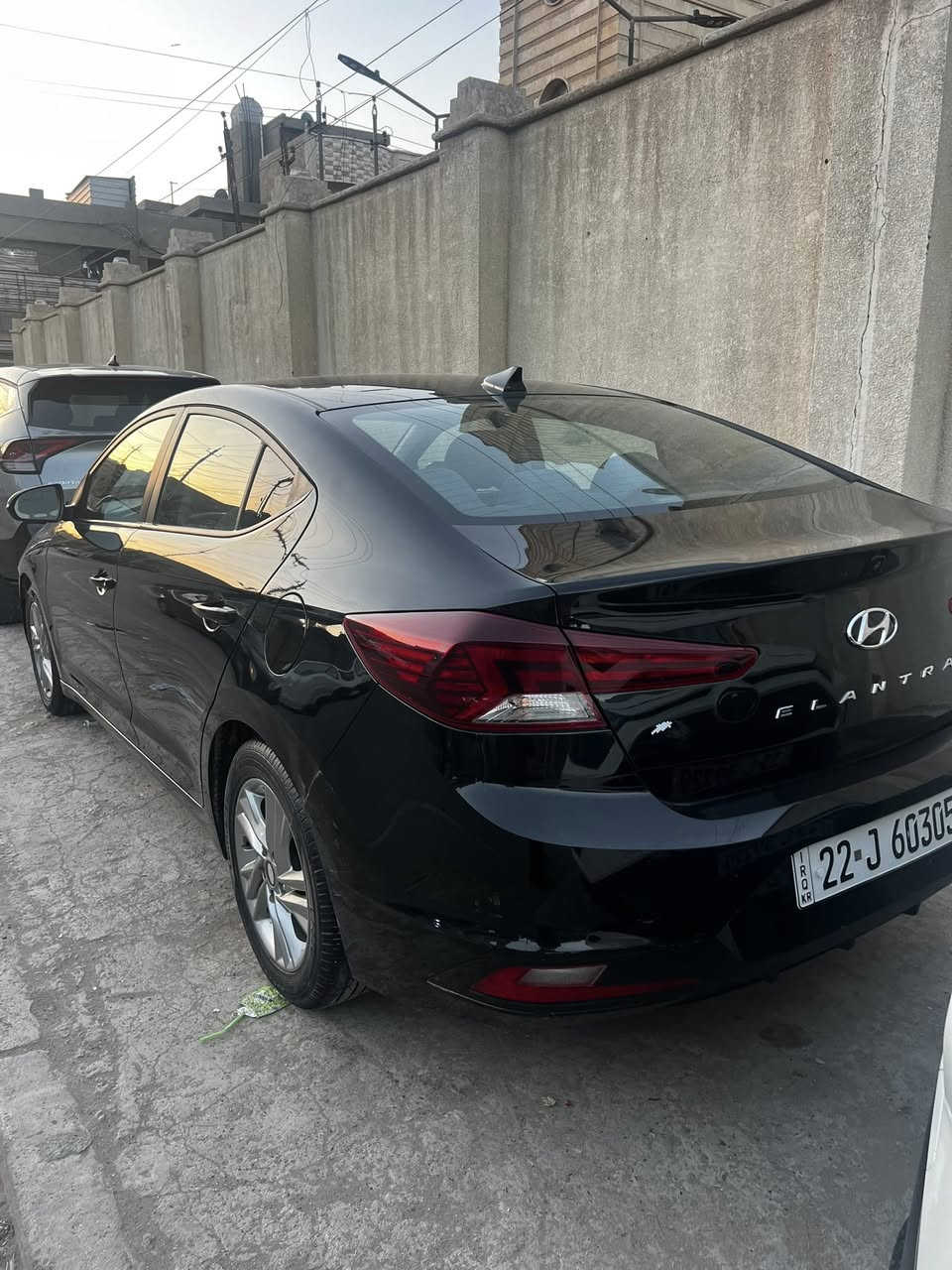 السلام عليكم
النترا ٢٠٢٠ وارد امريكي 
حادث جاملغ وباب ايمن 
السيارة جديده ماشيه ٧١٠٠٠كيلو 
مكان السيارة الدوره 
السعر ١٣٥$ وبيه مجال بسيط 
رقم الموبايل ***********
