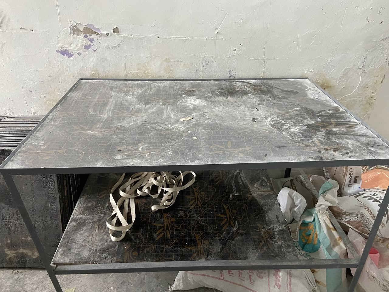 غراض للبيع مكاني صلاح الدين فرن ثلث خانات جديد عربانه مع ٢٠ طاولي مزرف مع ميز عجين اتصال او واتساب ***********
