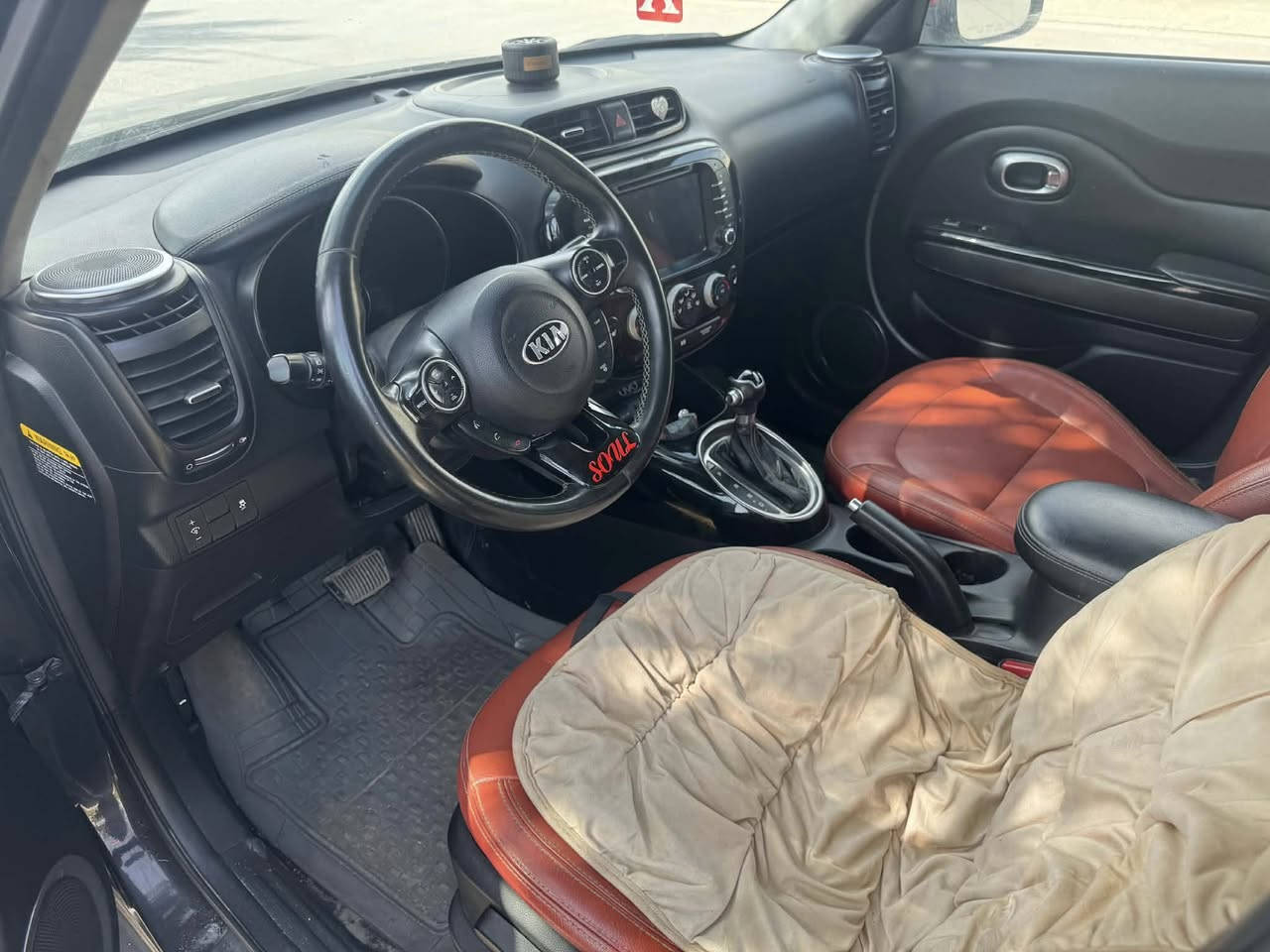 السلام عليكم للبيع كيا صول ٢٠١٥ وارد امريكي داخله كلين بدون حادث وصار بيه حادث في العراق باب السائق مبدل ومصبوغ السياره حلوه وجاهزه مابي اي نقص ماشيه ٦٢ الف محرك ٢٠٠٠ gdi كير محرك كفاله مري شفط ويل كب فول تحكم ستيرن شاشه ويل كب سنويه باسمي والسعر ١٠٥٠٠ وبيه مجال واي استفسار الاتصال على الرقم ***********
