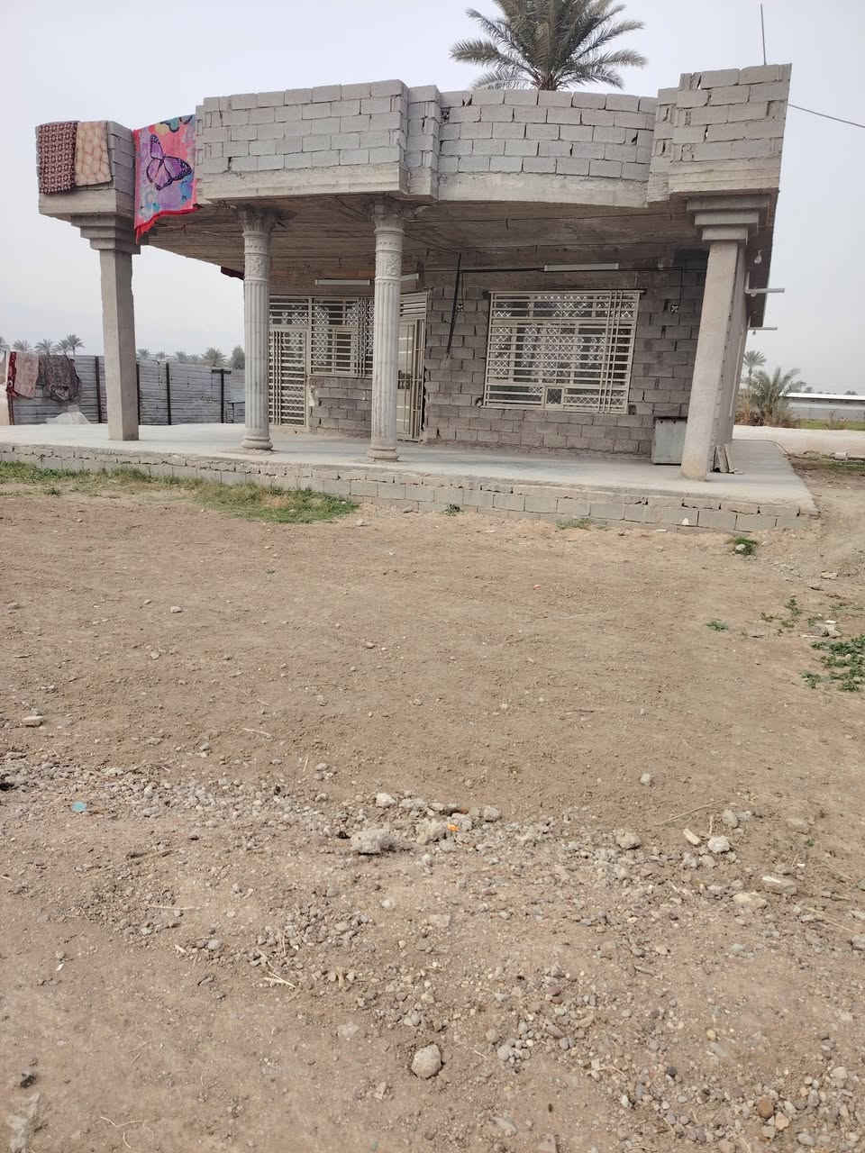 قطعه أرض مساحه 5 دونم 2 دونم طابو صرف و3 عقد زراعي مع 3 بيوت جاهزه لسكن قريبه على الشارع ماء اساله و كهرباء مساحه البيوت 170 و250 و 150 الاستفسار اتصل على الرقم ***********
