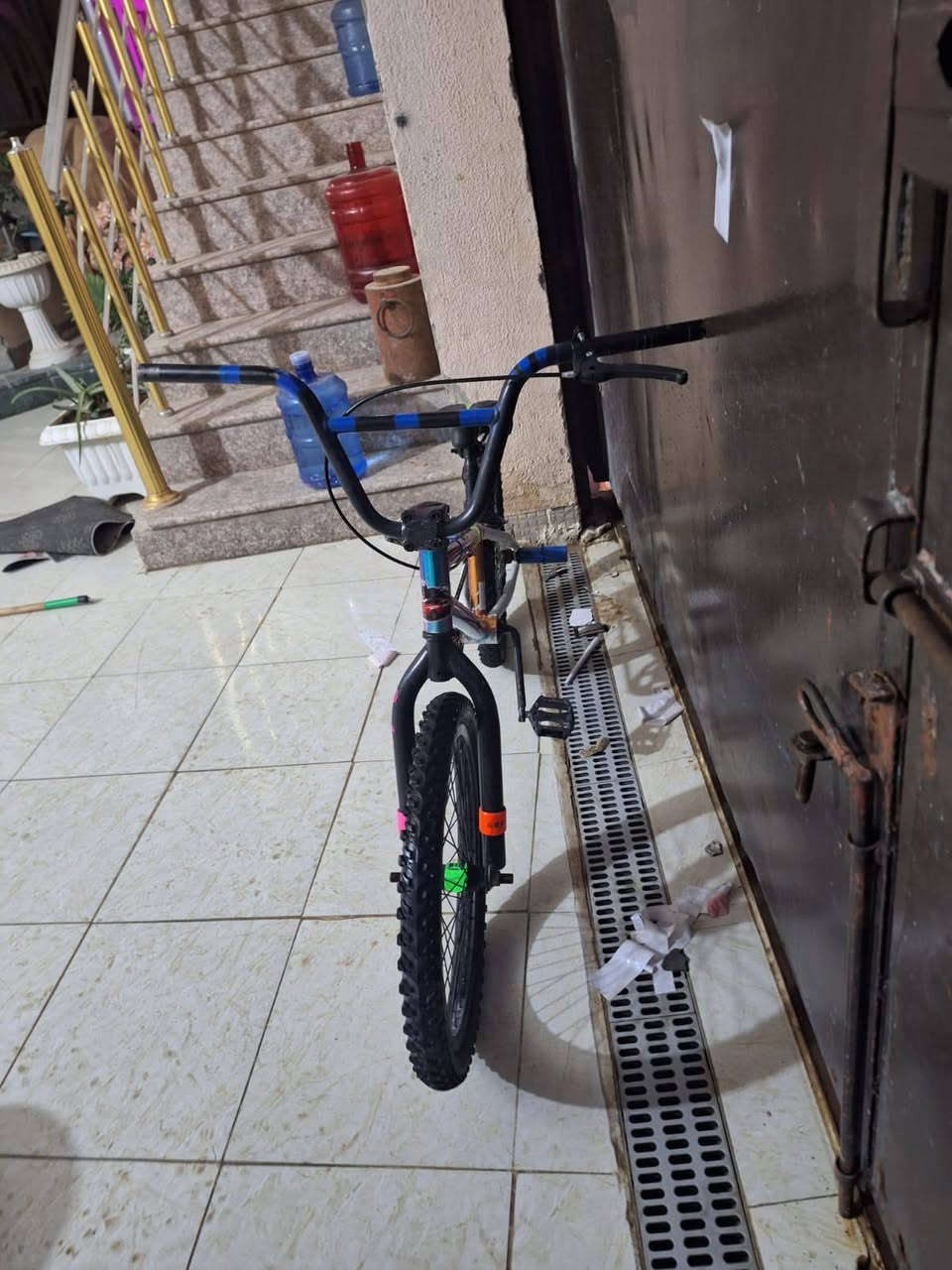 عمي سلام عليكم بايسكل BMXللبيع البايسكل شوفت عينك حلو السعر 100بي مجال للطيبين للأستفسار ***********
