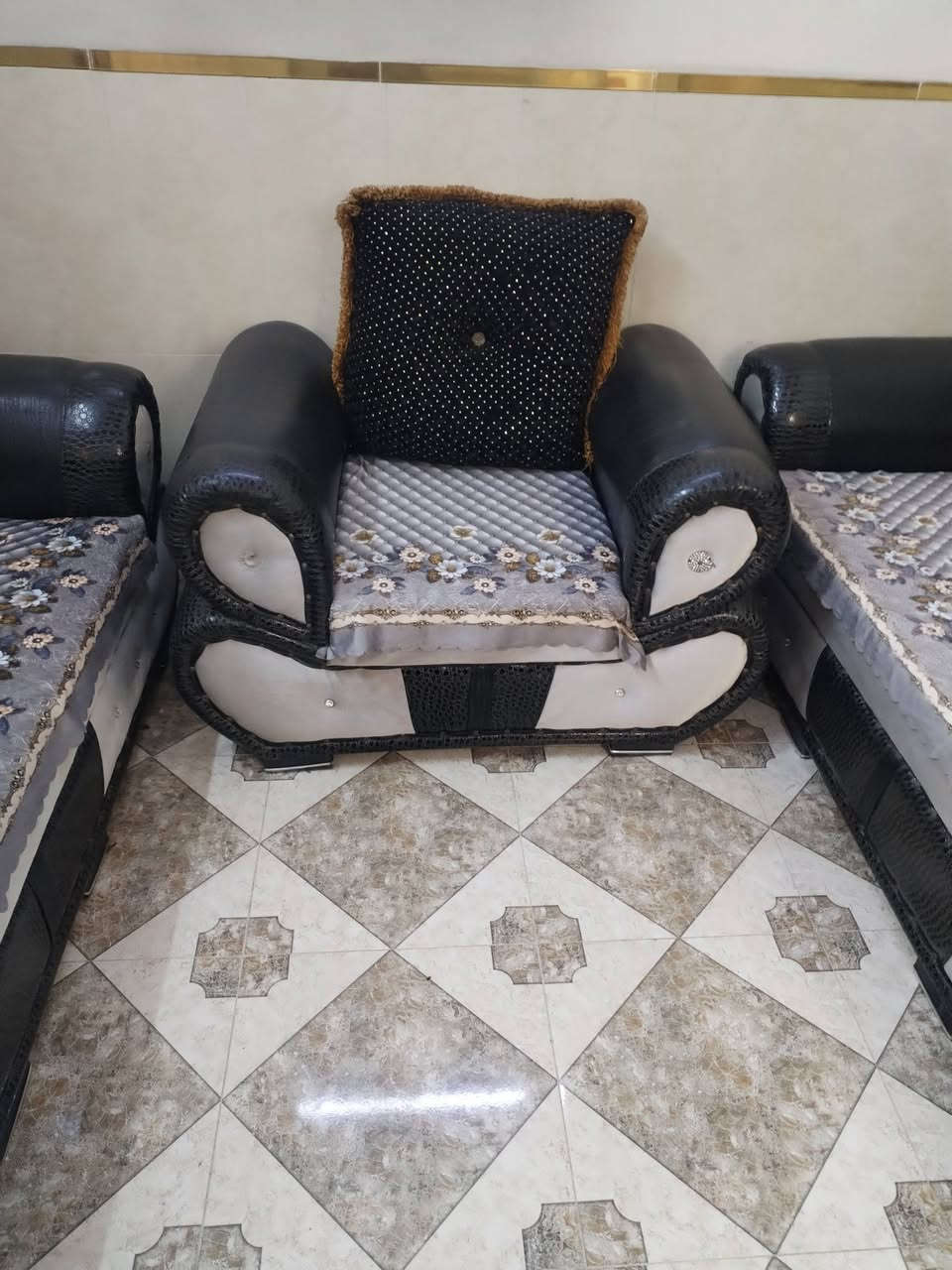 تخم قنفات كلش نضيف معه طباخ للستفسار ***********

