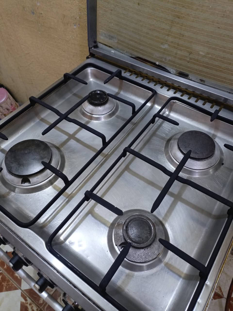 طباخ مصري 4 مشاعل نضيف كلش وشغال العيون والفرن شرط الفحص 
ثلاجة فيستل الحجم الكبير عطلانة ما نعرف شنو عطلها ابيعها على وضعها 
الاسعار مناسبة اني مكلف بلنشر الاتصال بلرقم واتساب موجود 
***********
