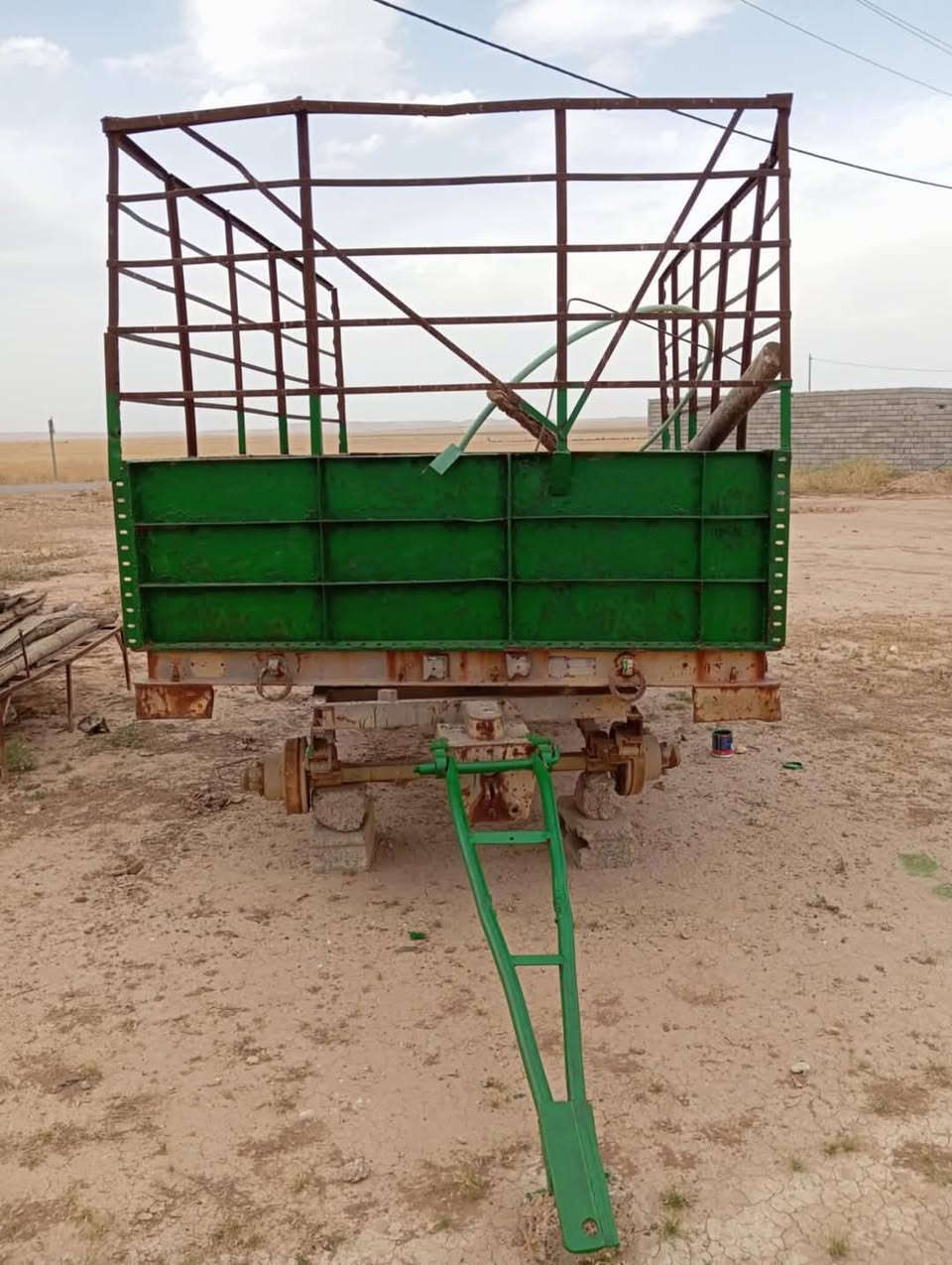 السلام عليكم
عنتر نداء موديل 97  شي جدام لعين عنتر ما تعبان ولكن مهمل 

عربانه حجم لويل 14  نضيفة وبلادية وكاملة  

استفسار نتصال ***********
