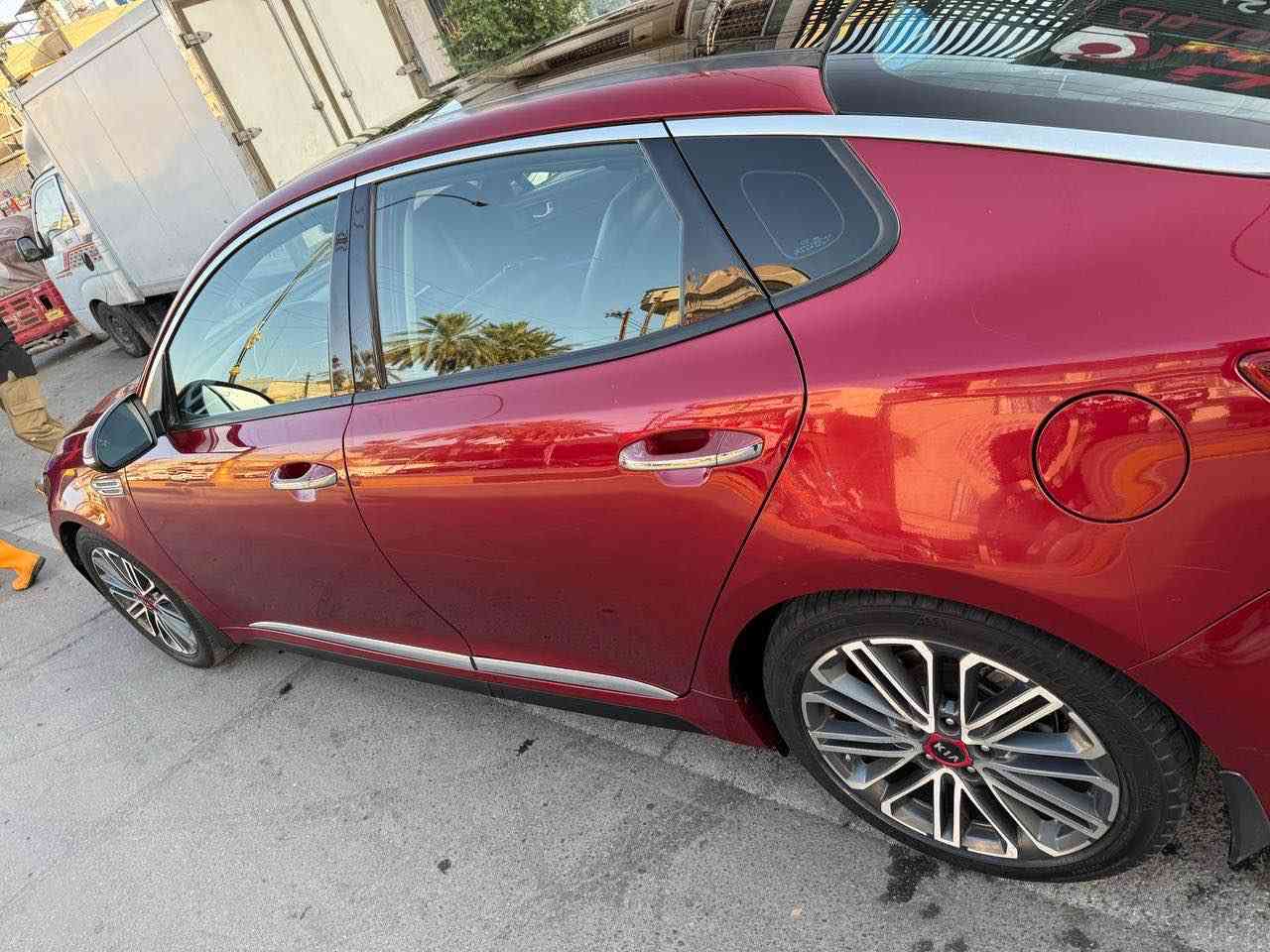 أوبتيما 2019 فئة  S  محرك 2400
رقم بغداد 
لون ماروني
ويل كروم 18 جيتي لاين
بصمه تشغيل وابواب 
صندوق ذكي يفتح عند الاقتراب
كشنات نص جلد 
كشن كهرباء
دبل گزوز
رادار امامي
رادار خلفي
رادار جانبي
تحديد مسار
حساس خلفي
مراية تعتيم
قياده ذاتيه 
بريك ذاتي عند اقتراب من سياره قريبة 
شاشه كبيرة
كامره دواره
اشاير بالمري
ثلاث وضعيات قياده
نظام ترحيب
ماشية 71 
حادثها بالخشم مال جاملغ اليمنه وبنيد مصلح ومصبوغ نفسه ايرباك استيرن بيها شخوط بسيطه بالبنيد وبالباب اليمنى 
السعر 140 وبيها مجال او مراوس 

*********** بغداد, العراق
