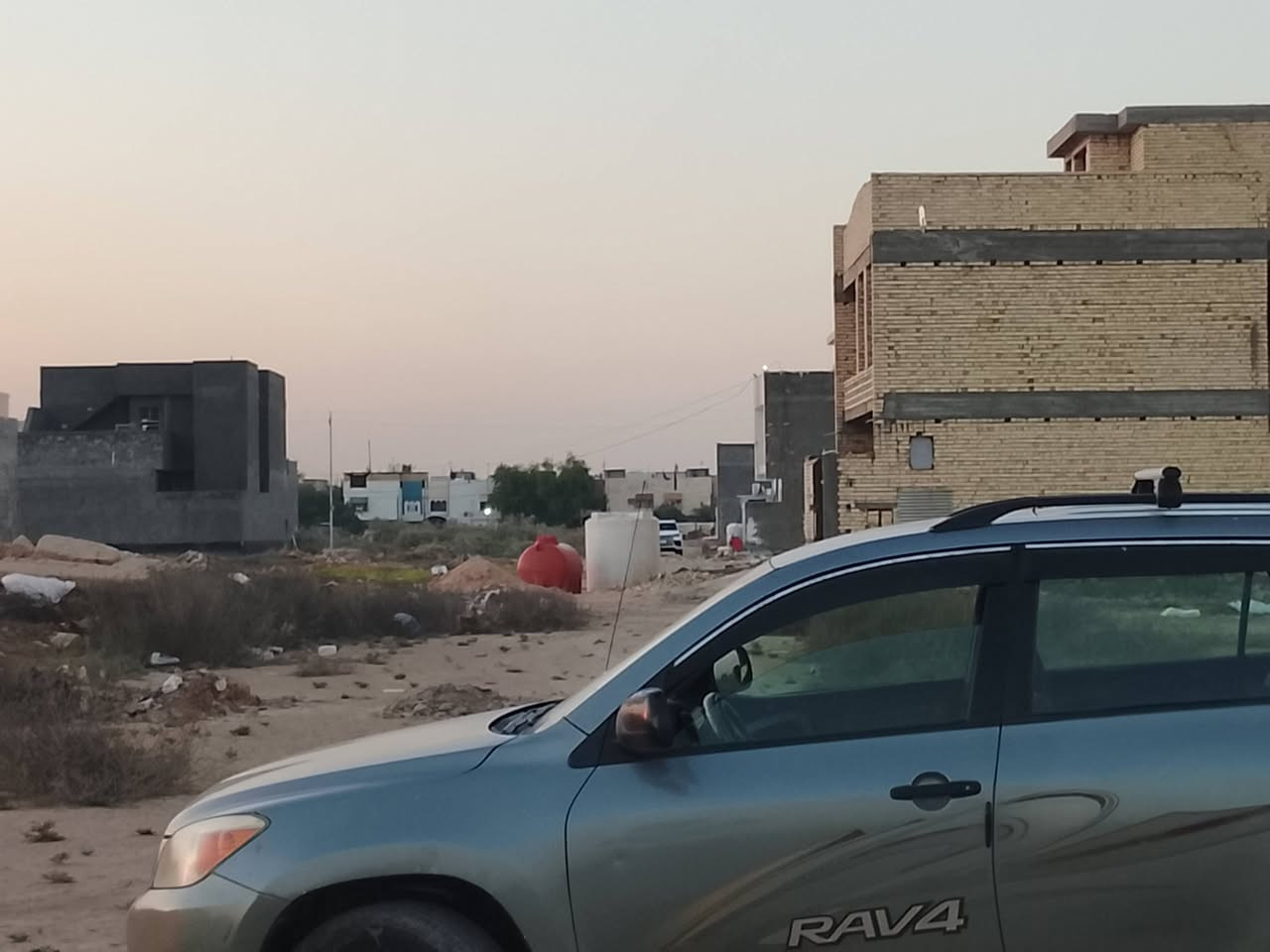 قطعة ارض للبيع تجارية على شارع تجاري 20متر وشارع 30متر تجاري مساحة القطعة 200مترممكن تباع كامله او نصفيين الواجهة 10والنزال 20مترموقع القطعة القرية النفطية مجاور المجمع النفظي منطقة راقية من حيث السكن والناس راقية ومرتبة وتعتبر منطقة جيدا للاستثمار للاستفسار الاتصال على الرقم ***********
