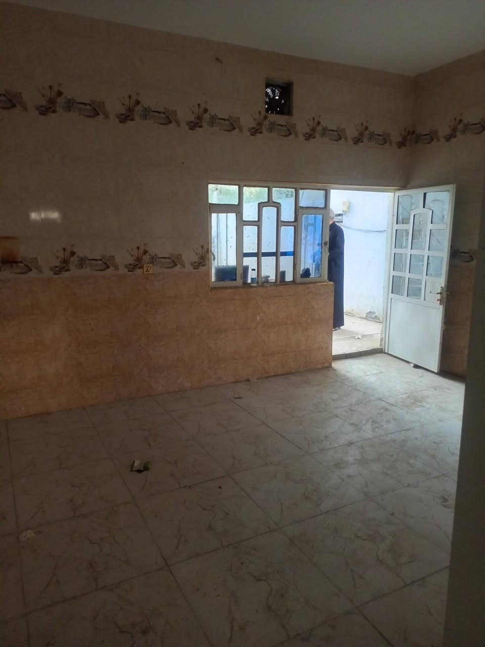 🏠✨ للإيجار – بيت 150مربع✨🏠 
بناء نضيف

📍 المواصفات:
كراج كبير

🛋️ استقبال مرتب
🏢 صالة 
🛏️ غرفة 
🚿 مجموعة صحيات متكاملة
🍽️ مطبخ 
🌤️ 
💼 

الموقع:  حي الجامعه شارع عشرين 

📞 للاستفسار: ***********

