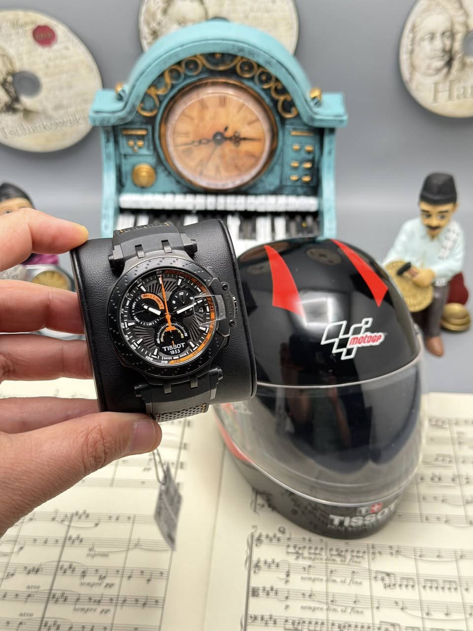 الهوية والإصدار
الموديل: Tissot T-Race Marc Marquez Limited Edition.
 الرمز المرجعي (Reference Number): T115.417.37.061.05.
 الإصدار: نسخة محدودة (Limited Edition) تكريماً لبطل العالم في الـ MotoGP "مارك ماركيز". يظهر رقم الإصدار الفريد على غطاء الساعة الخلفي (مثلاً في الصورة رقم 3468 من أصل 4999 نسخة حول العالم).

جديد كامل المرفقات والملحقات 

الاستفسار 
***********
