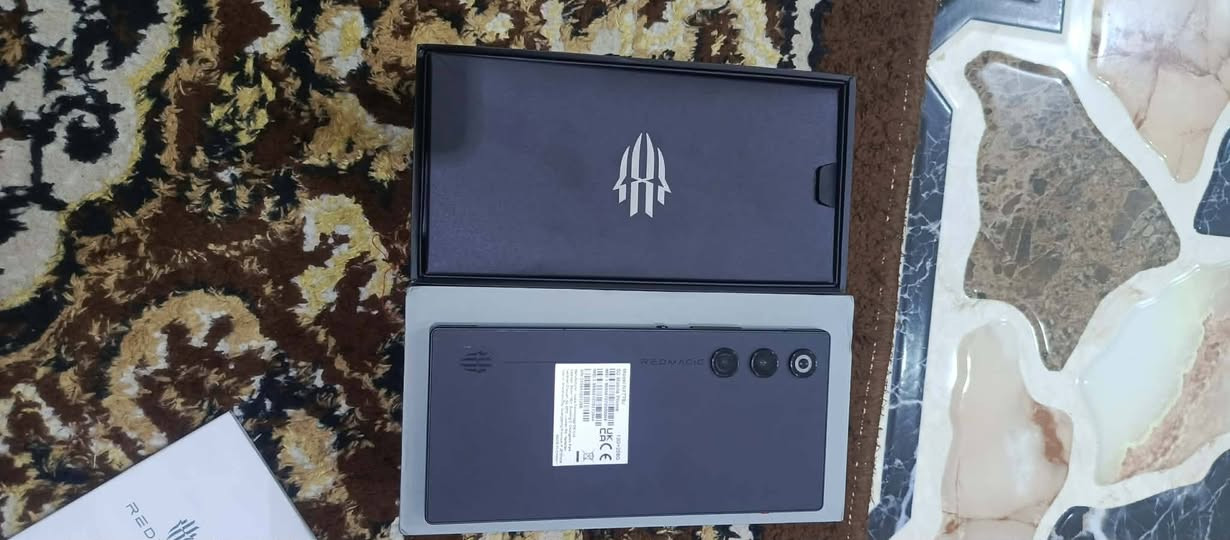 ريدماجك 10اير
ذاكره 256
120Hz
120فربم 
معالج سناب دراكون 8جين 3
شحن سريع 80واط 
جهاز نظيف مكفول استخدام قليل 
سعر 640 وبي مجال 
كوت انوار ***********
