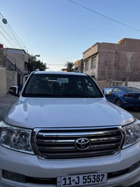 لاندكروز ستينيه  موديل 11  ماشيه 21 الف  بيه جاملق الخلفي قبق البانزين...